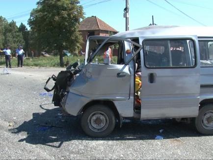 Trafic îngreunat între Oradea şi Biharea, după ce un autoturism s-a lovit de un camion (FOTO)